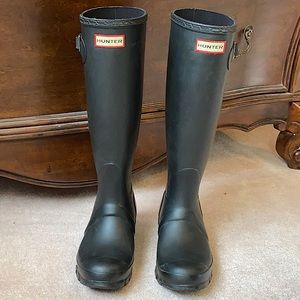 Hunter Women’s Matte Black Tall Rain Boot ☔️